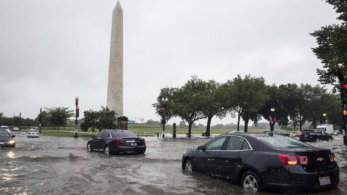 FOTO : Banjir Bandang Terjang Washington hingga Gedung Putih
