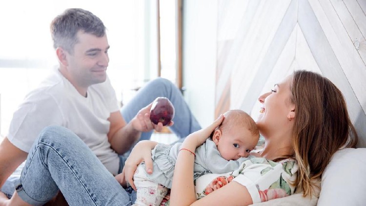Siapa bilang liburan bareng anak-anak jadi enggak bisa menikmati hubungan intim bareng Ayah. Intip tipsnya berikut yuk!