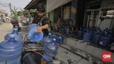 FOTO: Kemarau di Pesisir Jakarta Warga di pesisir Jakarta Utara kesulitan mendapat air bersih sejak Ibu Kota tak diguyur hujan. Pengeluaran warga untuk air bersih melonjak 5 kali lipat.