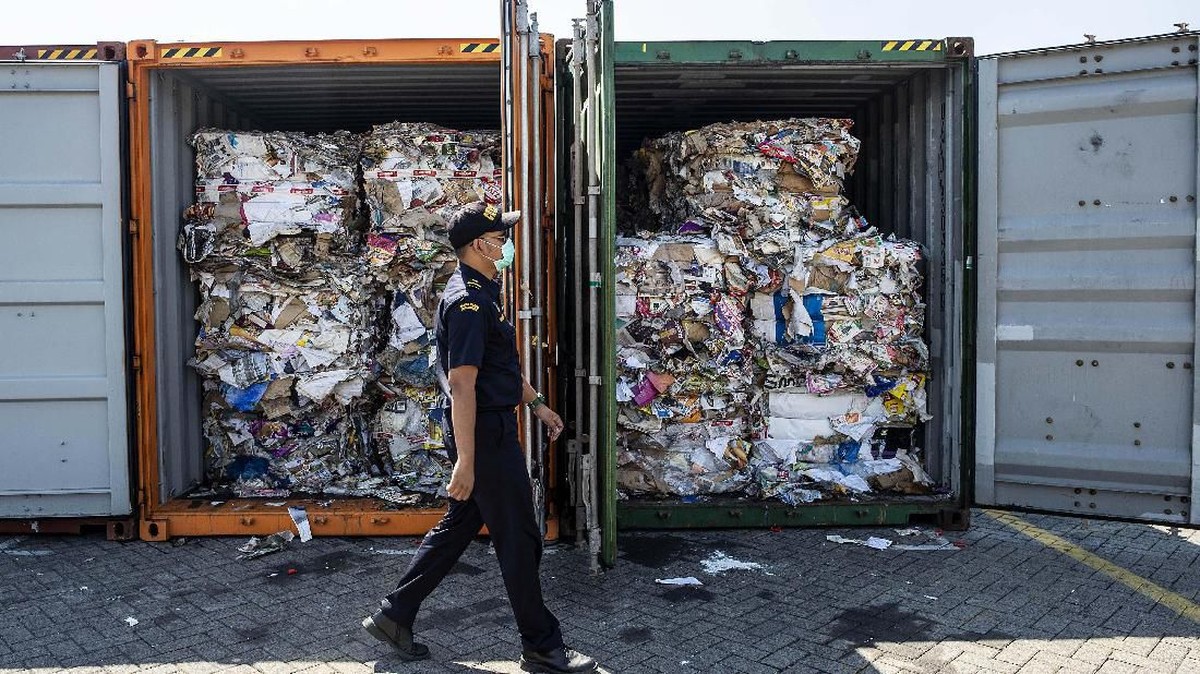 FOTO : Tumpukan Sampah Australia di Surabaya