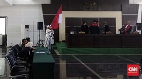 Bahar Smith Cium Bendera Merah Putih Usai Divonis 3 Tahun Bui