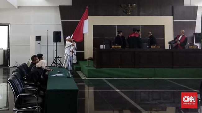 Setelah sidang vonis rampung, terdakwa kasus dugaan penganiayaan dua remaja, Bahar Bin Smith, mencium bendera merah putih beberapa detik.
