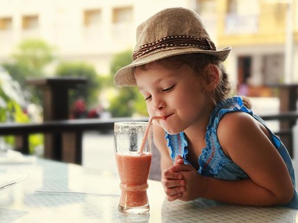 Kapan Si Kecil Boleh Mulai Minum Jus Buah?