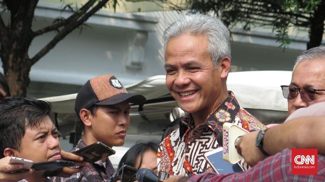 Gubernur Jawa Tengah usai mengikuti rapat terbatas terkait Percepatan Pembangunan Jawa Tengah bersama Presiden Joko Widodo dan Wakil Presiden Jusuf Kalla dan sejumlah menteri di Istana Kepresidenan Bogor, Jawa Barat, Selasa (9/7).