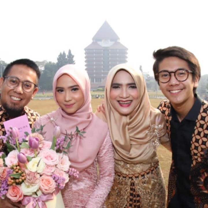 <p>Sebagai adik kakak, Iqbaal dan Teh Ody juga pernah tak luput dari pertengkaran lho. Teh Ody bahkan pernah menyebut Iqbaal sebagai<em> bestest frienemy</em>. (Foto: Instagram @obbyys)</p>