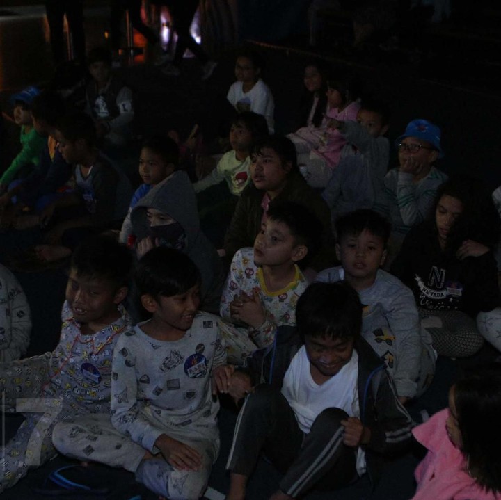 Sebelum tidur, nonton film tentang satwa laut dulu ya. Seru!