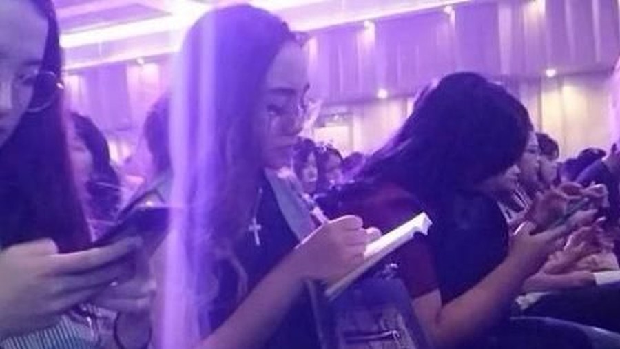 Salmafina Sunan tertangkap kamera berada di sebuah gereja dan mengenakan kalung salib.