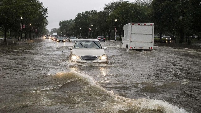 Hujan lebat di kawasan Yorkshire dan Midlands, Inggris Utara memicu banjir. Warga dievakuasi ke kawasan aman, jalur lalu lintas dan kendaraan umum lumpuh.