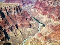 Hindari Turis yang Sibuk Foto, Bocah Ini Jatuh dari Grand Canyon!