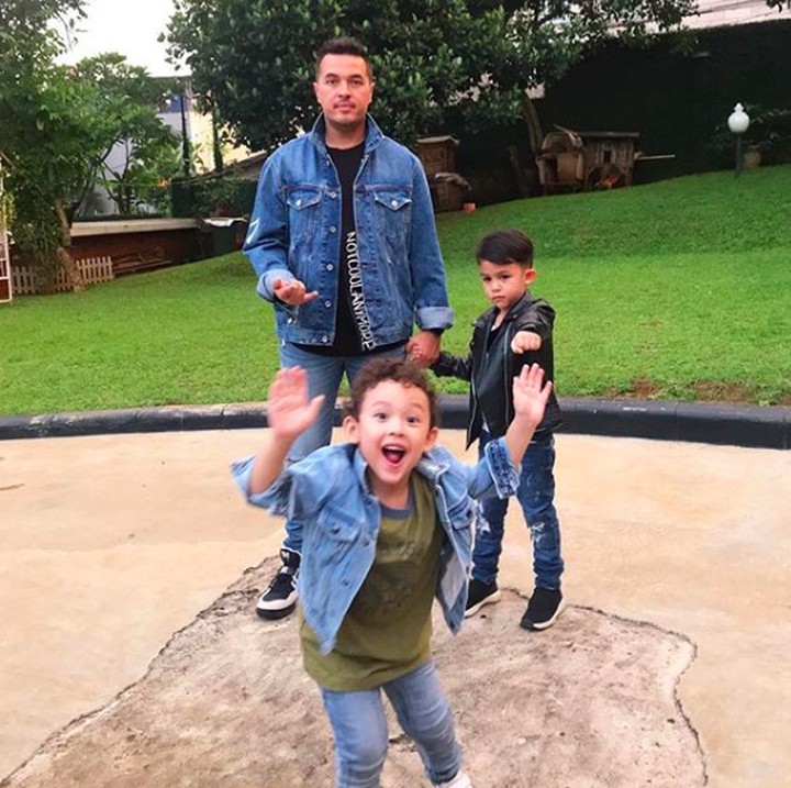<p>Mengajak anak-anak foto memang jadi tantangan tersendiri. Begitu juga nih si Rifato yang bilang Mikkairo lucu banget karena enggak fokus diajak foto. (Foto: Instagram @rifato)</p>
