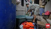 FOTO: Kemarau di Pesisir Jakarta Warga di pesisir Jakarta Utara kesulitan mendapat air bersih sejak Ibu Kota tak diguyur hujan. Pengeluaran warga untuk air bersih melonjak 5 kali lipat.