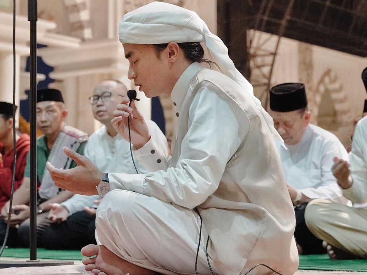 Salmafina Sunan diisukan pindah agama lantaran beredar fotonya mengenakan kalung salib&period; Padahal&comma; sebelumnya ia pernah bersuamikan seorang Hafiz Alquran&period;