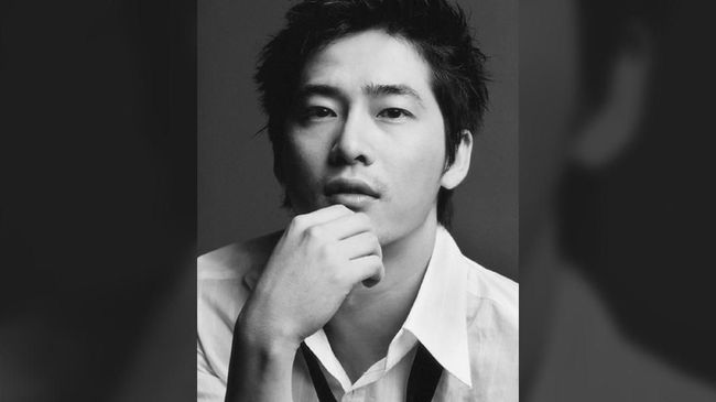 Dalam sebuah wawancara, Kang Ji-hwan pernah mengaku gemar minum minuman beralkohol sampai hilang kesadaran.