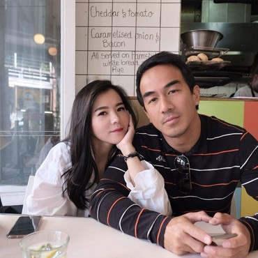 Profil & Foto Julie Istri Joe Taslim yang Awet Muda di Usia 40 Tahun