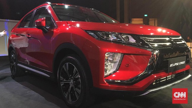 Mitsubishi Indonesia memperkenalkan Eclips Cross dan Outlander PHEV (plug-in hybrid electric vehicle) di Jakarta Selatan, Selasa (9/7) malam.
