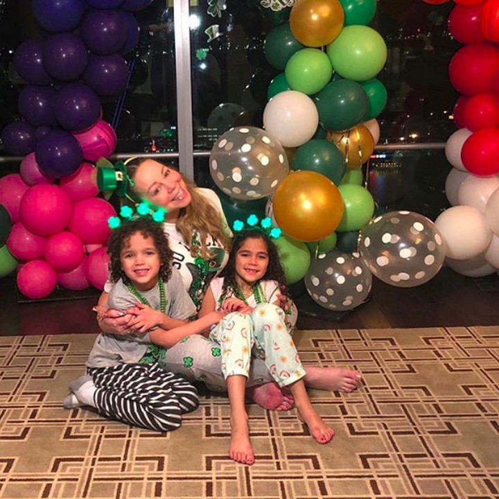 <p>Mariah Carey dan si kembar saat merayakan St.Patrick Day di rumahnya. So cute! (Foto: Instagram @mariahcarey)</p>
