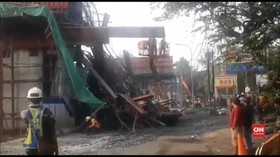 VIDEO: Tiang Pancang Tol BORR Ambruk, Dua Orang Terluka
