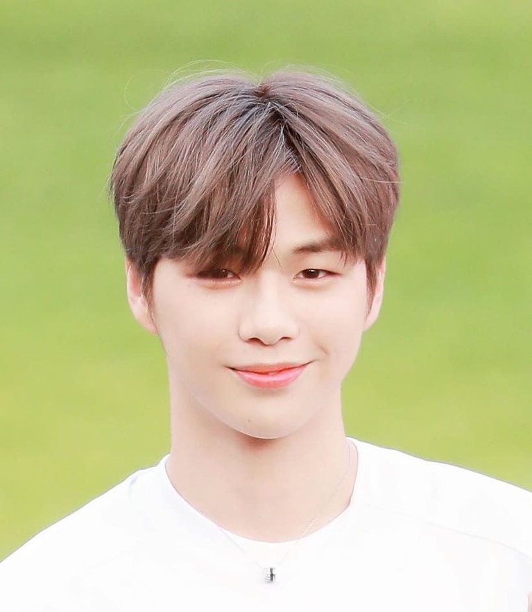 Usai lama menghilang, Kang Daniel tampil di pertandingan NC Dinos Vs Lotte Giants sebagai pelempar bola pada Selasa (9/7).