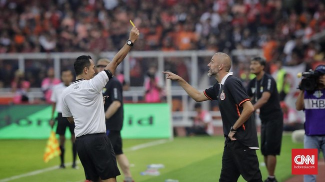 Pelatih Persija Jakarta Julio Banuelos dan striker Macan Kemayoran Marko Simic memiliki pandangan berbeda mengenai kartu merah untuk Novri Setiawan.