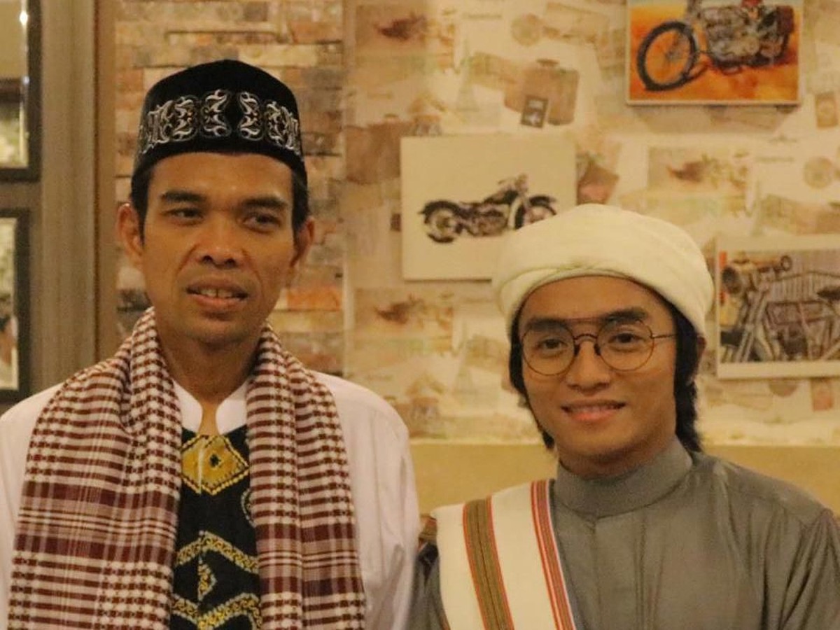 Salmafina Sunan diisukan pindah agama lantaran beredar fotonya mengenakan kalung salib&period; Padahal&comma; sebelumnya ia pernah bersuamikan seorang Hafiz Alquran&period;