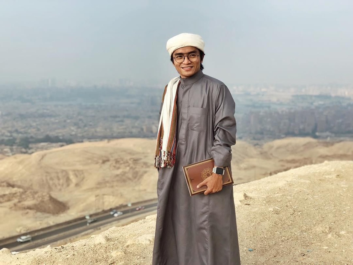 Salmafina Sunan diisukan pindah agama lantaran beredar fotonya mengenakan kalung salib&period; Padahal&comma; sebelumnya ia pernah bersuamikan seorang Hafiz Alquran&period;