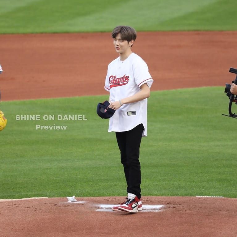 Usai lama menghilang, Kang Daniel tampil di pertandingan NC Dinos Vs Lotte Giants sebagai pelempar bola pada Selasa (9/7).