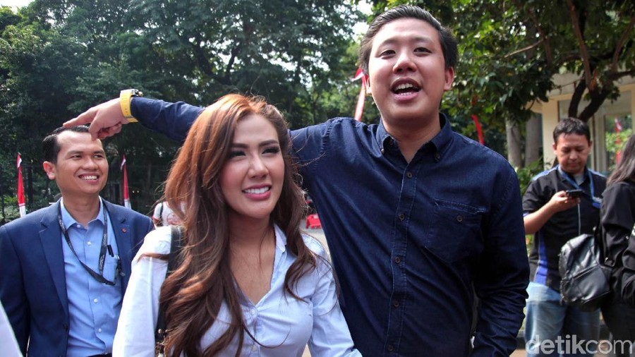 Rey Utami dan Pablo Benua Diperiksa Soal Kasus Ikan Asin Polisi memeriksa YouTuber Pablo Benua dan Rey Utami terkait vlog 'ikan asin'. Keduanya pun nampak semringah saat ditemui awak media.