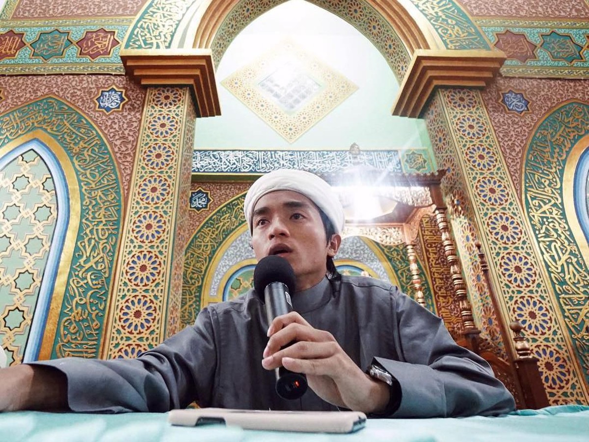 Salmafina Sunan diisukan pindah agama lantaran beredar fotonya mengenakan kalung salib&period; Padahal&comma; sebelumnya ia pernah bersuamikan seorang Hafiz Alquran&period;