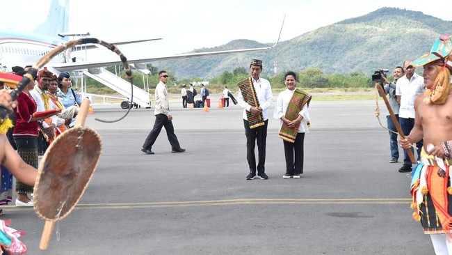 Presiden Jokowi bersama Ibu Negara Iriana melakukan kunjungan kerja ke NTT, Rabu (10/7). Jokowi datang untuk melihat rencana pengembangan Bandara Komodo.
