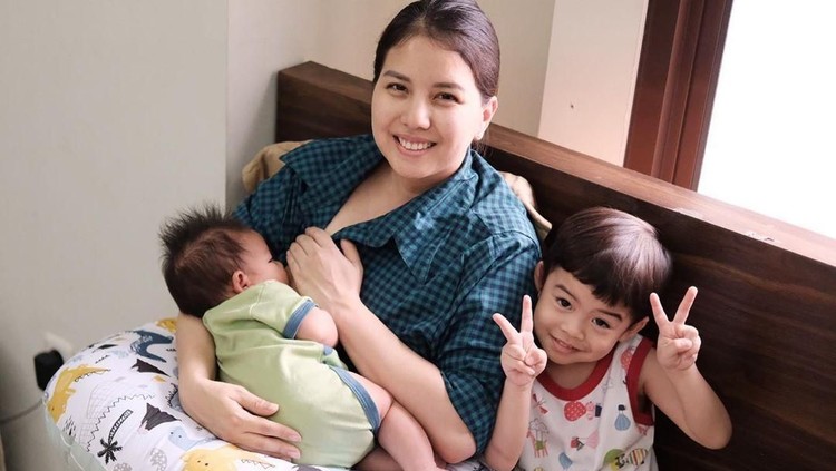 Tya Ariestya bercerita kini ia selalu ajari putra pertamanya, Kanaka untuk bisa menyayangi sang adik.