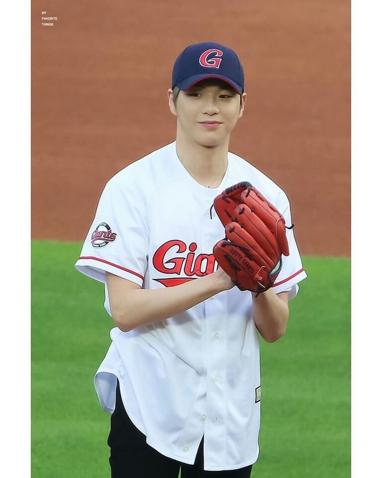 Usai lama menghilang, Kang Daniel tampil di pertandingan NC Dinos Vs Lotte Giants sebagai pelempar bola pada Selasa (9/7).
