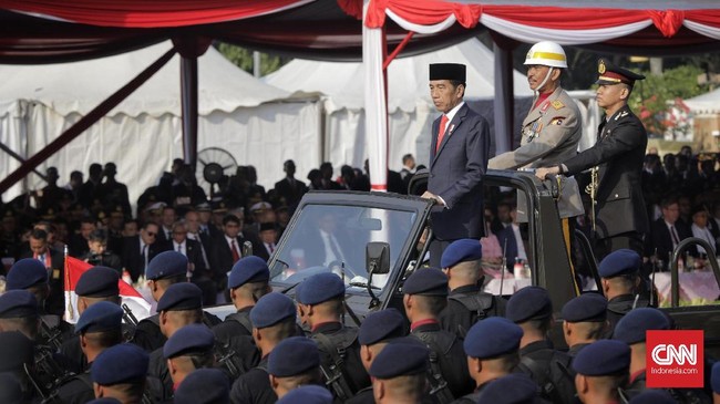 Presiden Joko Widodo bertindak sebagai inspektur upacara HUT ke-73 Bhayangkara, di Lapangan Monas, Jakarta, Rabu (9/7).