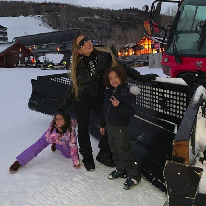 <p>Saat liburan musim dingin, Mariah Carey juga tidak absen untuk mengajak liburan kedua anaknya. (Foto: Instagram @mariahcarey)</p>