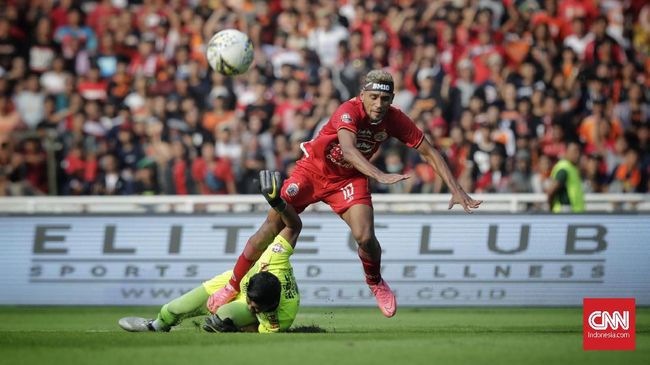 Patah Tulang Kering, Deden Natshir Selesai di Liga 1 2019 Cedera patah tulang kering Muhammad Natshir membuat tugas kiper Persib Bandung itu selesai di Liga 1 2019.