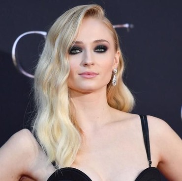 Butuh 350 Jam untuk Buat Gaun Pernikahan Sophie Turner