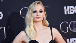 Butuh 350 Jam untuk Buat Gaun Pernikahan Sophie Turner