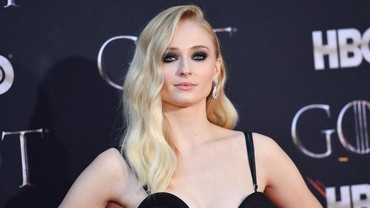 img-title Butuh 350 Jam untuk Buat Gaun Pernikahan Sophie Turner