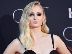 Butuh 350 Jam untuk Buat Gaun Pernikahan Sophie Turner