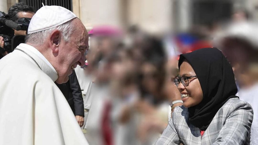 Cerita Dewi Kartika, wanita berhijab yang salaman dengan Paus Fransiskus di Vatikan.