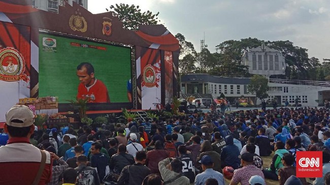 Ratusan bobotoh hadir dalam acara nonton bareng Persija Jakarta melawan Persib Bandung yang berlangsung di Lapangan Gasibu, Rabu (10/7) sore.