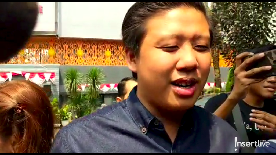 Saat dilaporkan Fairuz A Rafiq ke polisi, Pablo Benua merespons dengan bikin video sedang tertawa.