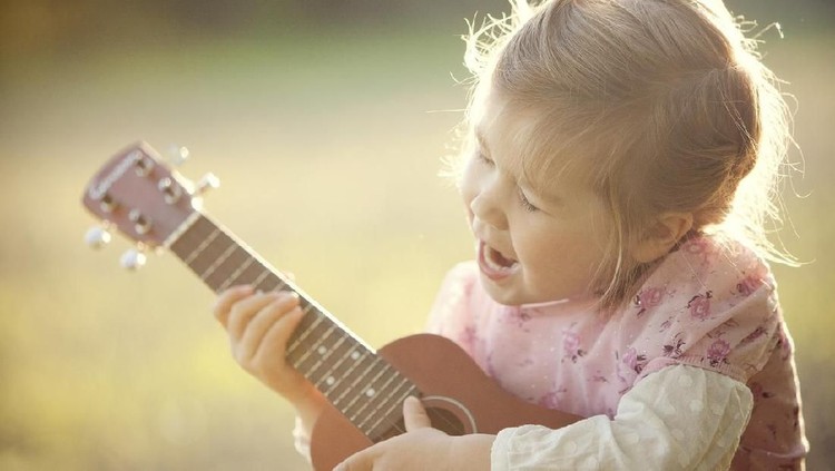 Si kecil sering mendengarkan musik atau aktif bermain alat musik, Bun? Ini manfaatnya untuk aspek tumbuh kembang anak.
