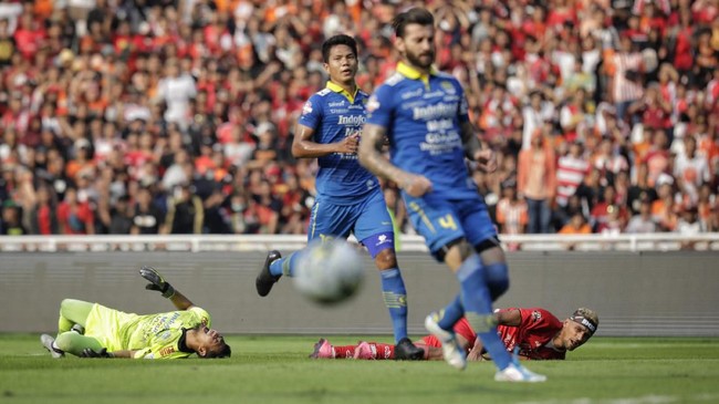 Persib Bandung beruntung bisa meraih satu di markas Persija Jakarta lantaran penampilan egois Bruno Matos dan kartu merah Novri Setiawan.