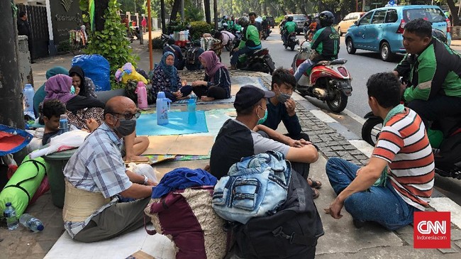 Puluhan orang memadati trotoar di Jalan Kebon Sirih, Jakarta Pusat, Rabu pagi (10/7). Resah dan bingung terpancar dari wajah mereka.