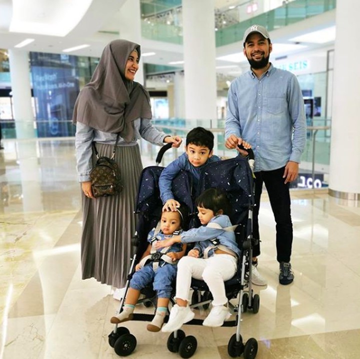 <p>Memiliki tiga orang anak, ternyata jarak kelahiran buah hati Shireen Sungkar dan Teuku Wisnu tidak terpaut jauh. Kelahiran Adam dan Hawa hanya berjarak dua tahun. Begitu pula dengan rentang usia Hawa dan Cut Shafiyyah. (Foto: Instagram @shireensungkar)</p>