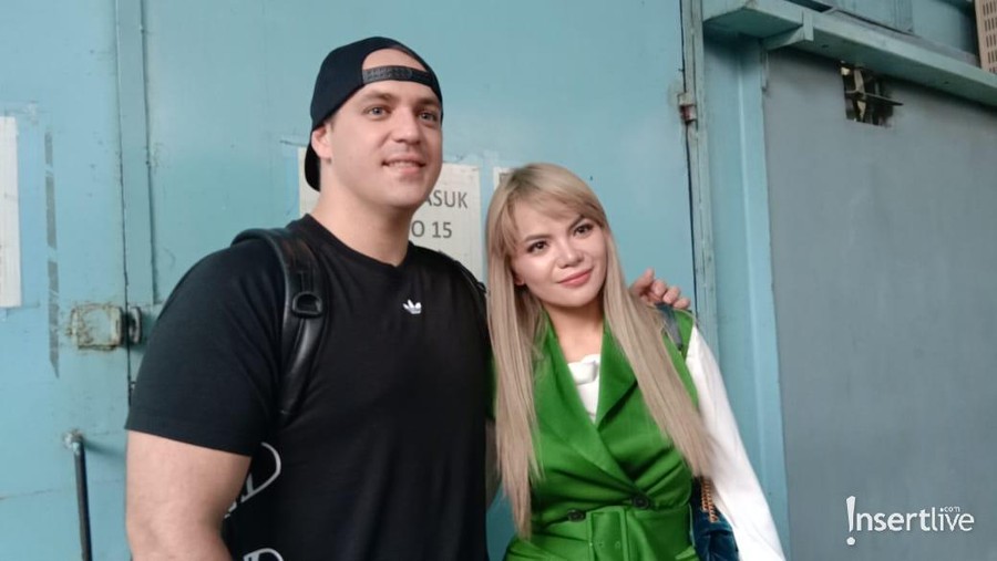 Dinar Candy Kabur Saat Didatangi Mantan Kekasih Zac Skytek Asmara Dinar Candy dengan pria bule sedang menjadi sorotan.
