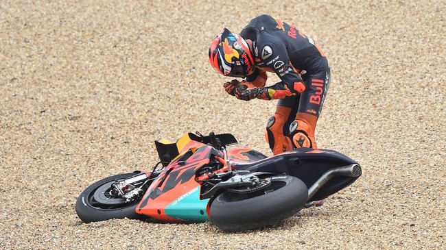 Pol Espargaro tak bisa menyembunyikan kekecewaan gagal finis di MotoGP Ceko 2020, Minggu (9/8), setelah terjatuh pada lap ke-10.