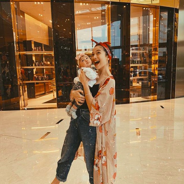 <p>Belum lama ini, tersiar kabar kalau Putri Marino sedang mengandung anak keduanya. Sedangkan anak pertamanya, Surinala saat ini masih berusia 9 bulan. (Foto: Instagram @putrimarino)</p>