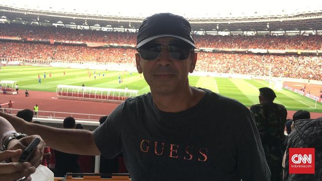 Rindu Atmosfer Lawan Persib, Legenda Persija Menyamar ke GBK Legenda Persija Jakarta, Luciano Leandro, datang ke Stadion Utama Gelora Bung Karno dengan menyamar karena rindu atmosfer laga melawan Persib Bandung.