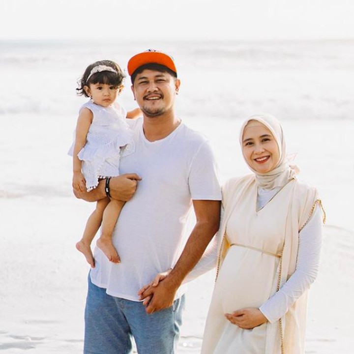<p>Rya Dea baru saja dikaruniai anak kedua pada Rabu (12/7). Istri Puadin Redi ini mengaku kebobolan saat mengandung anak keduanya. Pasalnya, Ryana baru saja melahirkan anak pertama pada November 2017. (Foto: Instagram @ryana_dea)</p>